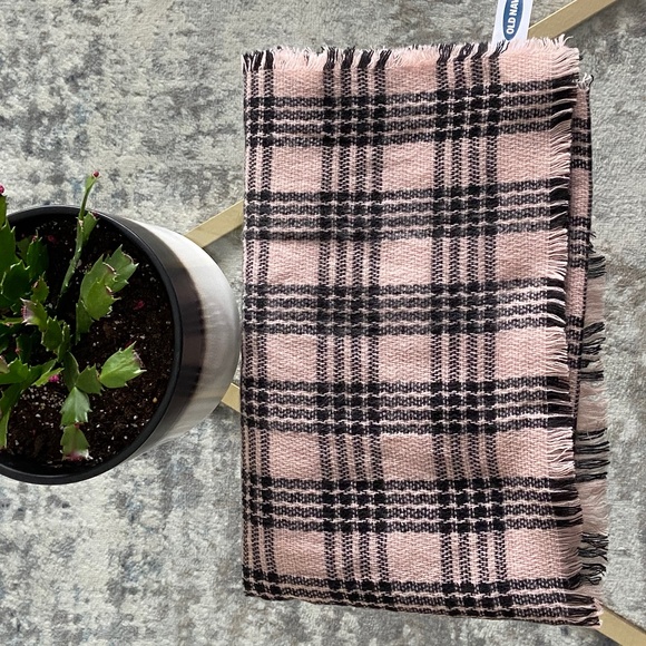 Old Navy Oversized Flannel Scarf NWT - Picture 2 of 5